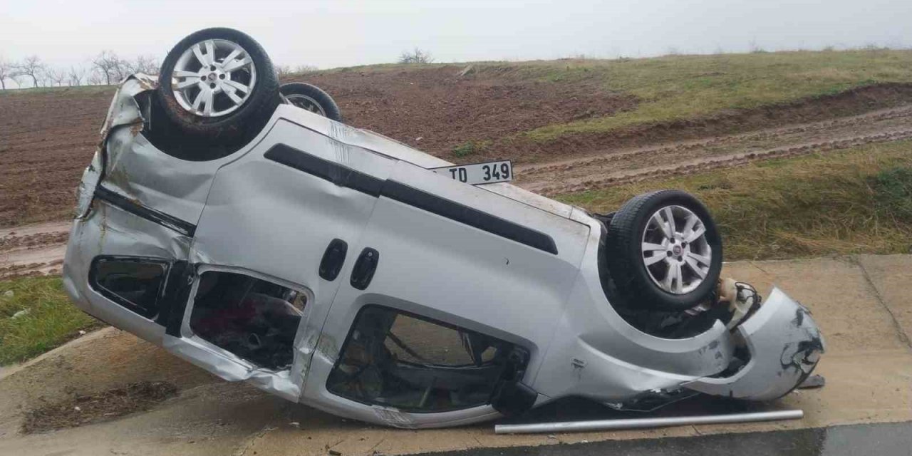 Elazığ’da hafif ticari araç takla attı: 3 yaralı