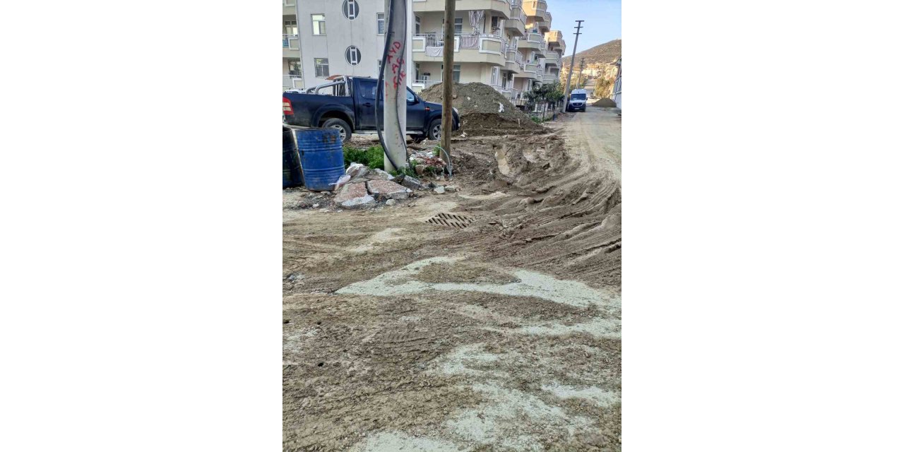 Milas halkı çamurlu ve toprak yolda zor günler yaşıyor