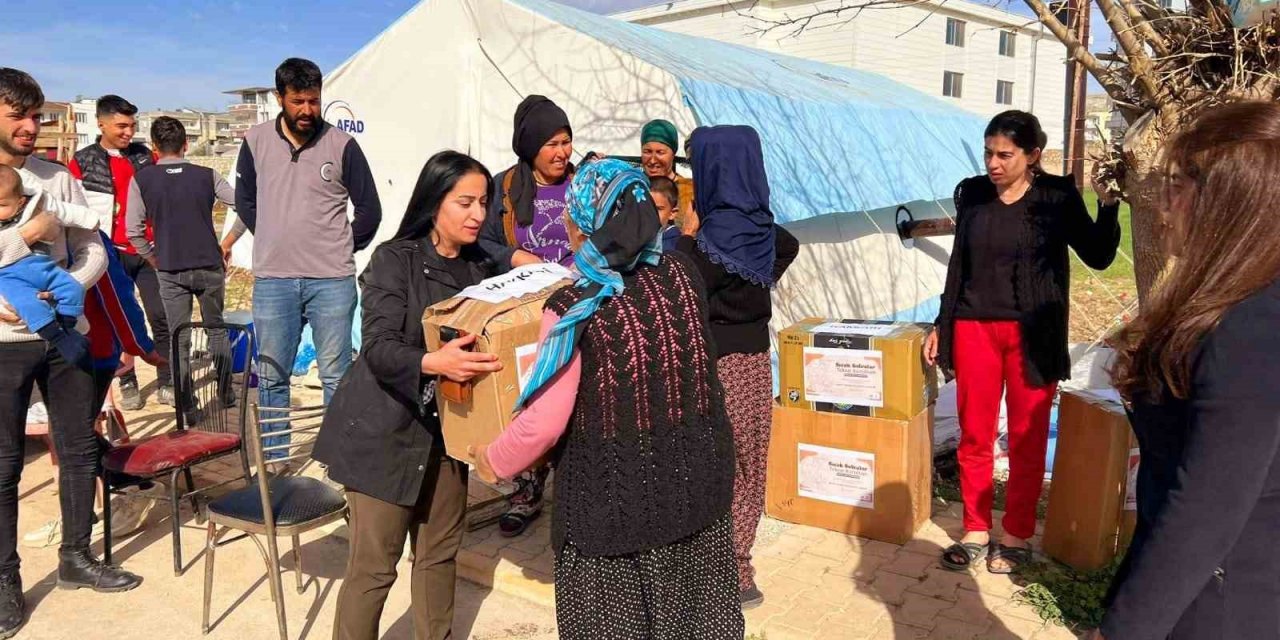 AK Kadınlar deprem bölgesine 133 koli mutfak seti gönderdi