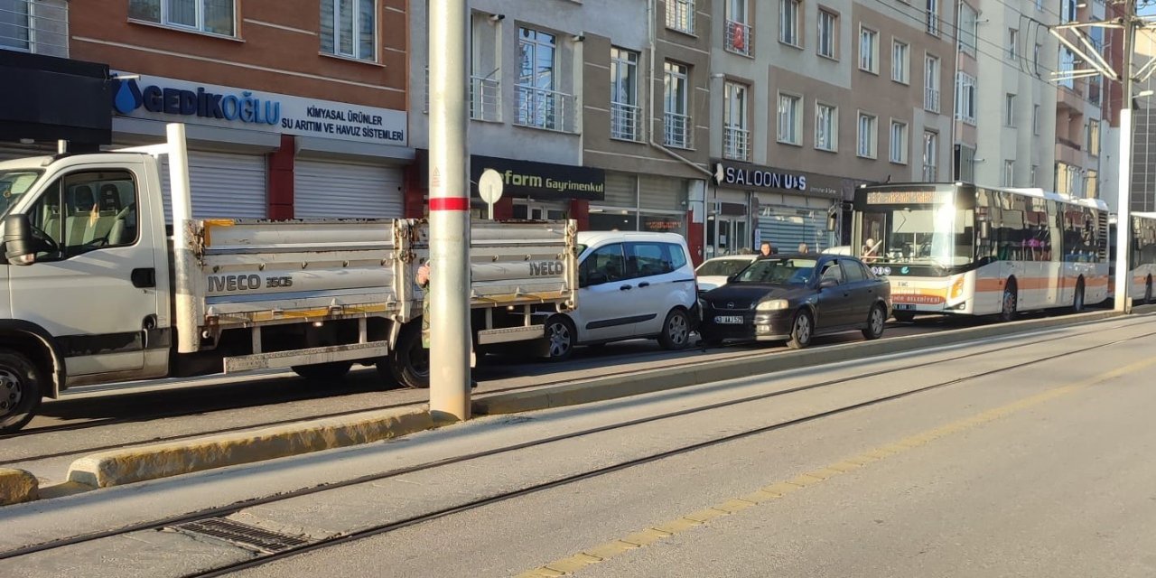 Tramvay yolunda meydana gelen trafik kazası şehir içi ulaşımda aksamaya neden oldu