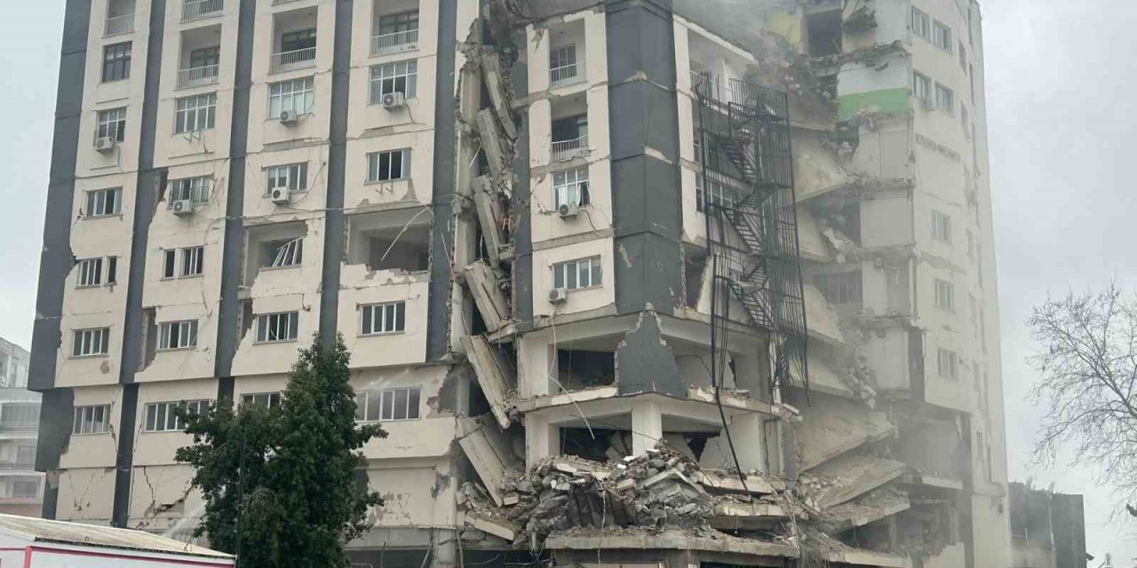 Adana Ceyhan’ın çarşı merkezdeki en büyük binası kontrollü olarak yıkıldı