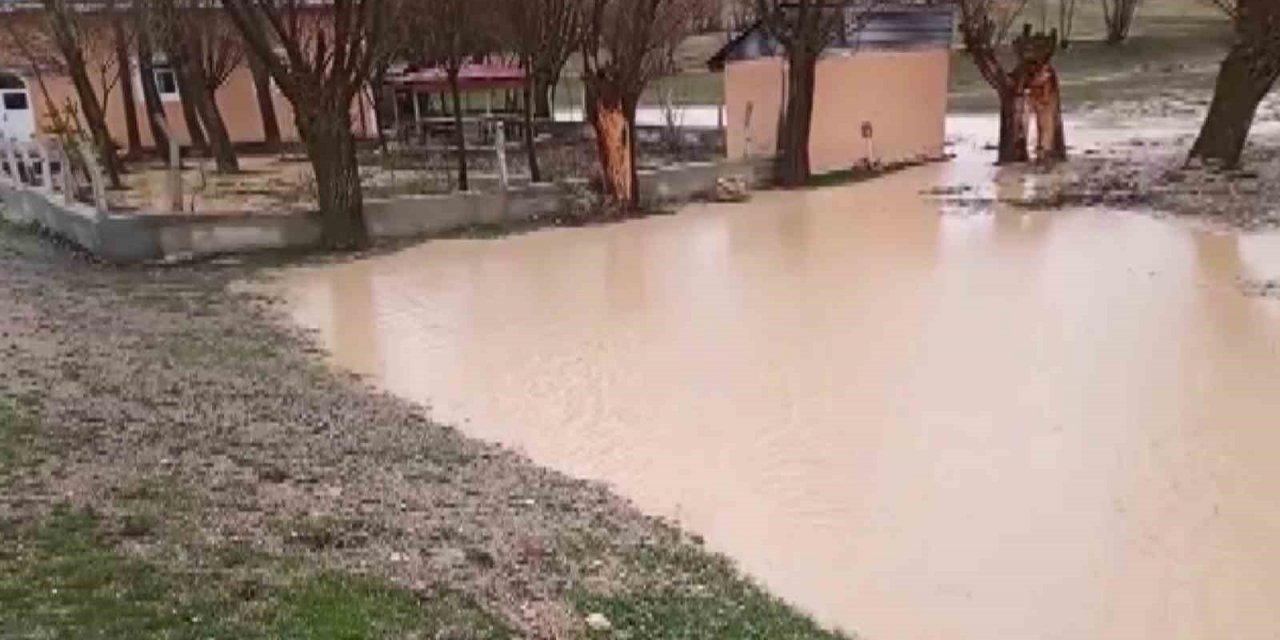 Sivas’ta tarım arazileri ve bahçeler sular altında kaldı