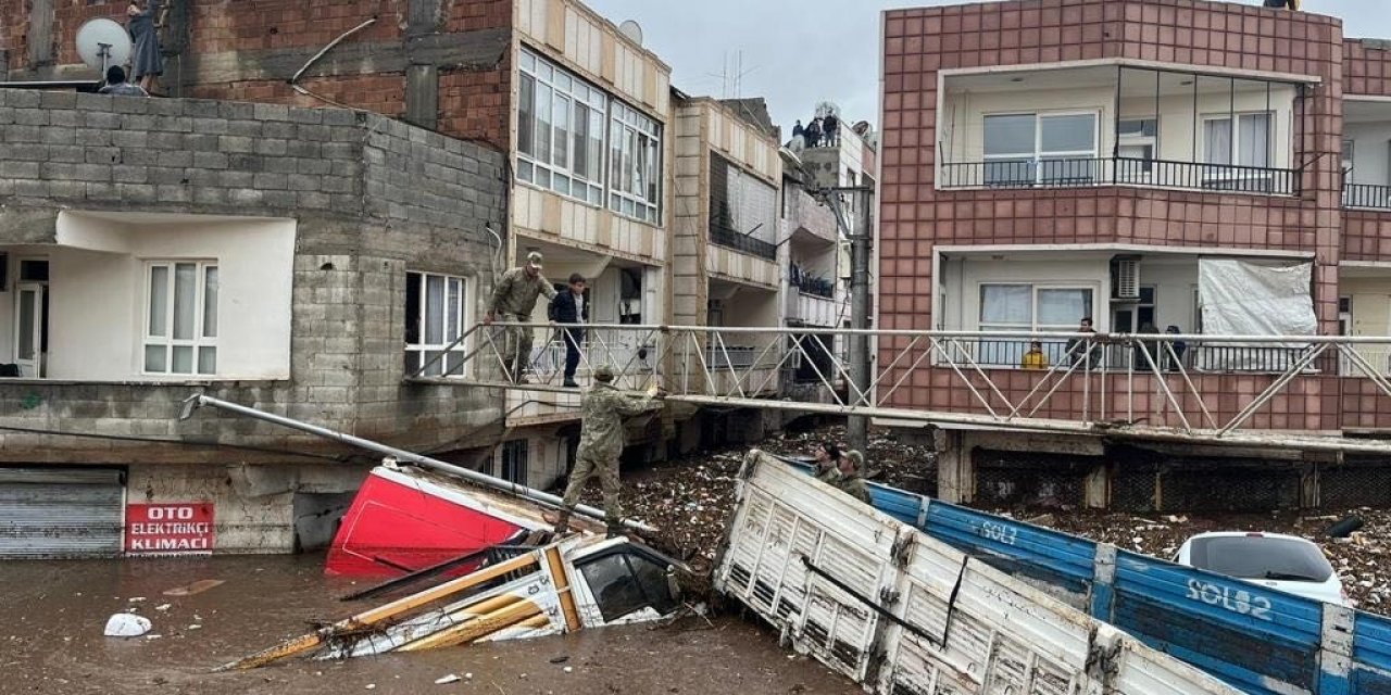 Mehmetçik selden etkilenen vatandaşlar için köprü kurdu