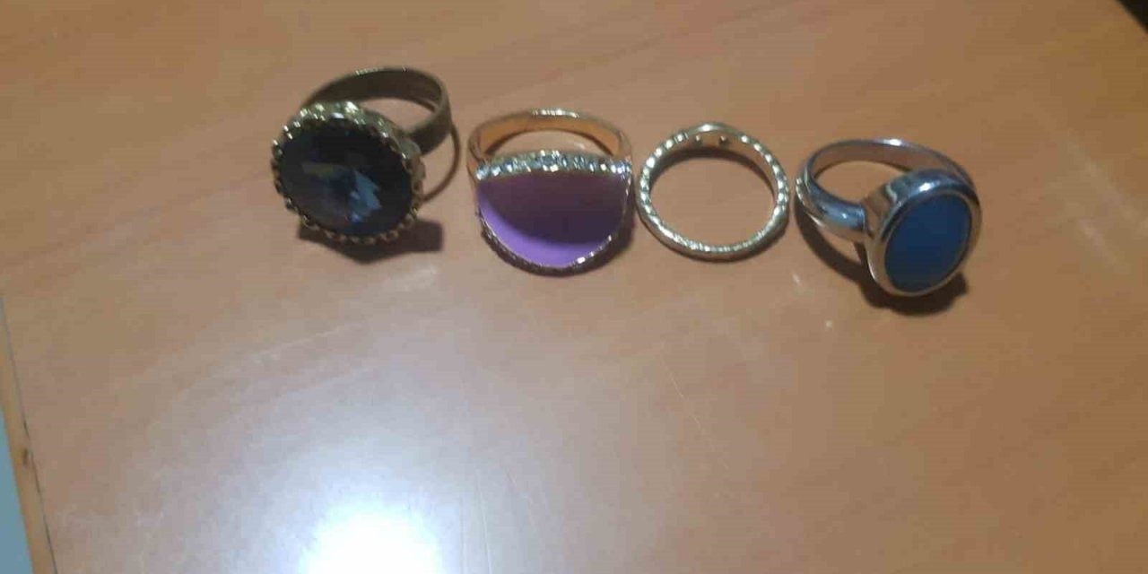 Girdiği evi soyarken polise yakalandı