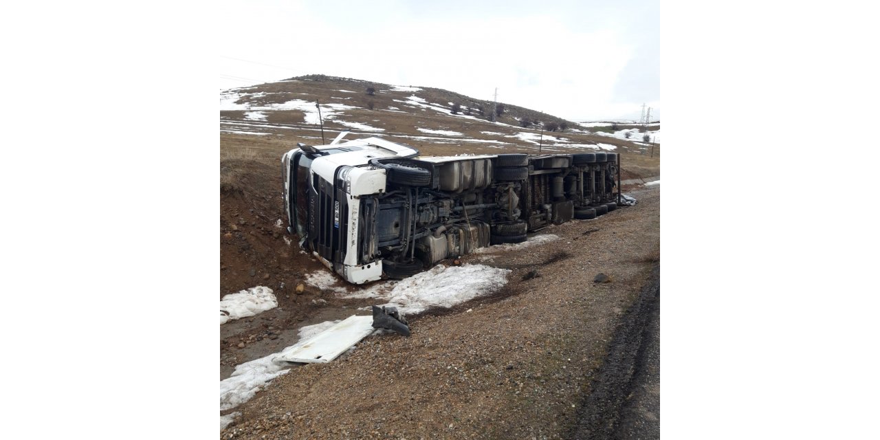 Bingöl’de tır devrildi: 1 yaralı