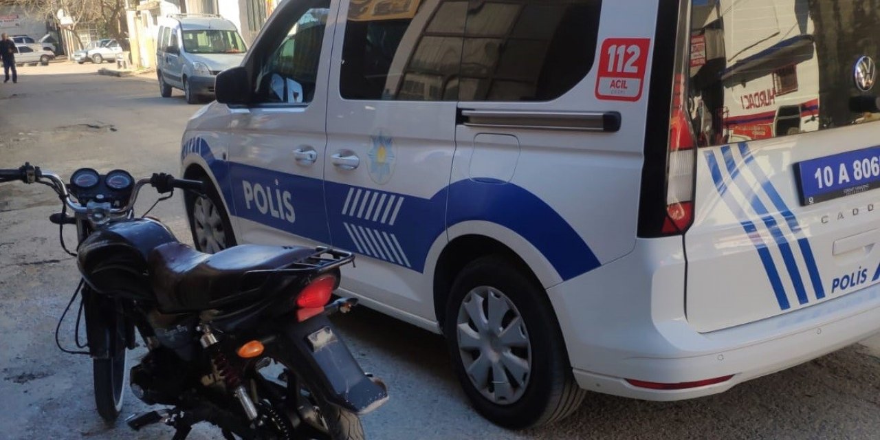 Edremit’te çaldıkları motosiklete binerken yakalandılar