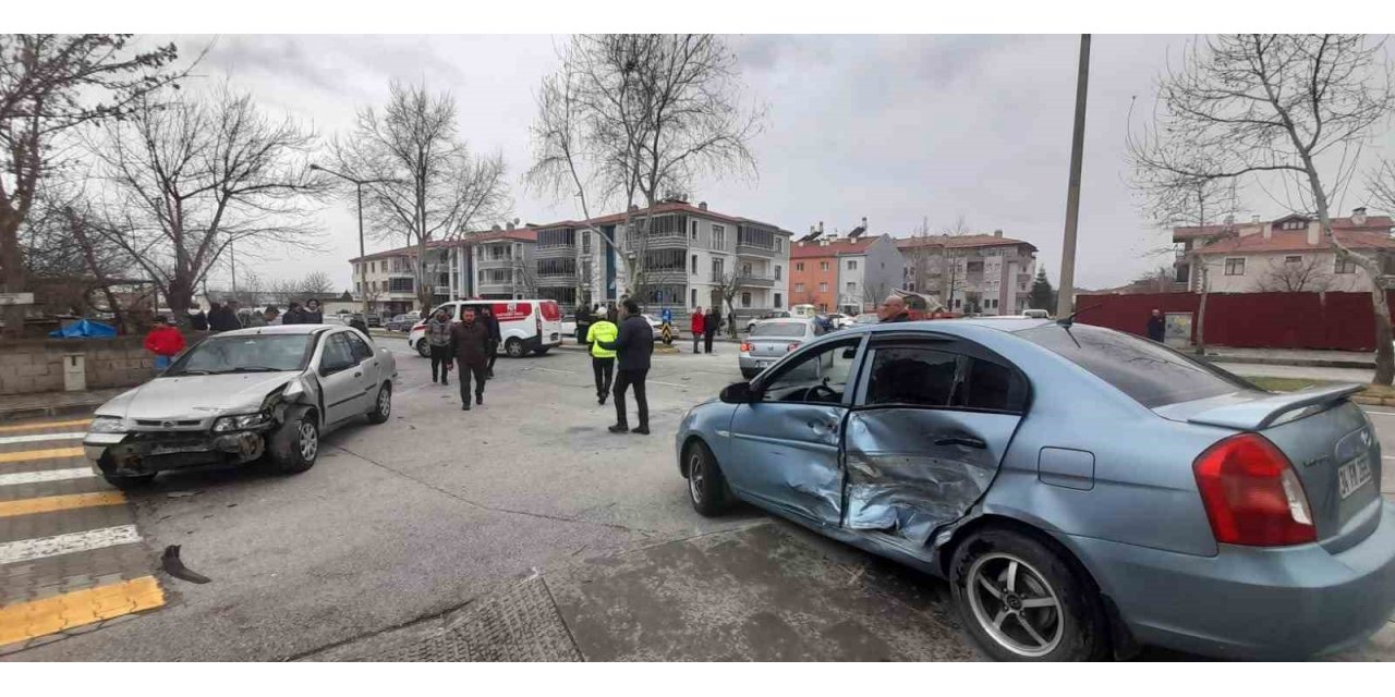 3 araçlı trafik kazası: 1 yaralı