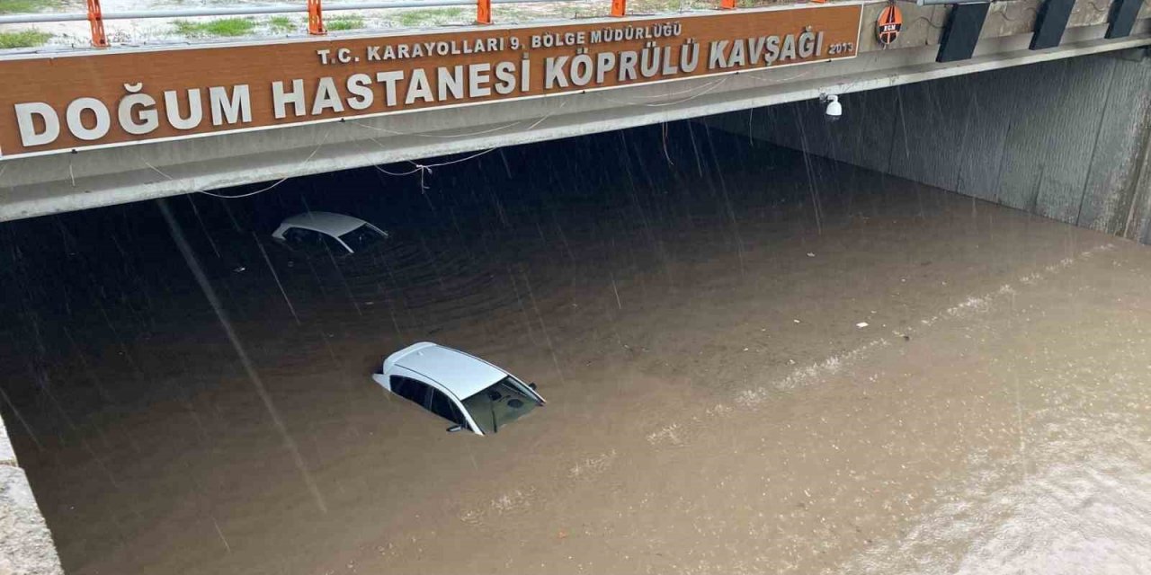 Diyarbakır’da araçlar sağanakla birlikte alt geçitte mahsur kaldı
