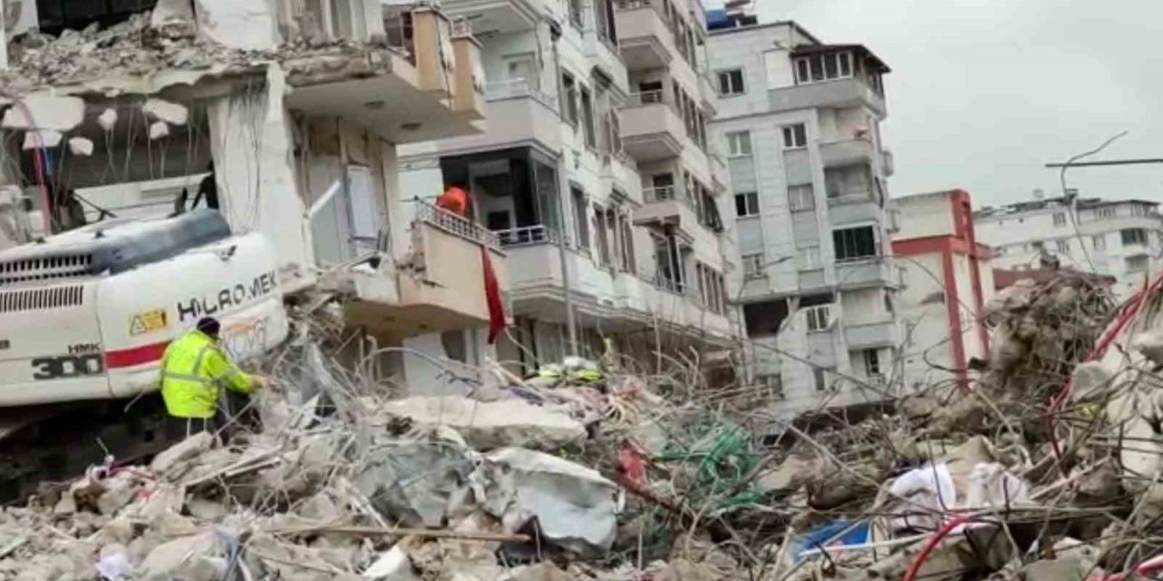 Yıkım ekibinin Türk bayrağı hassasiyeti