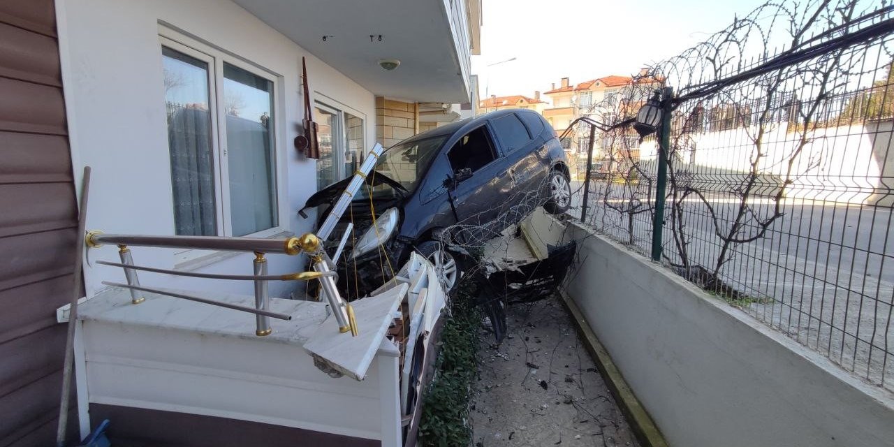 Silahla vuruldu, hastaneye giderken kaza yaptı