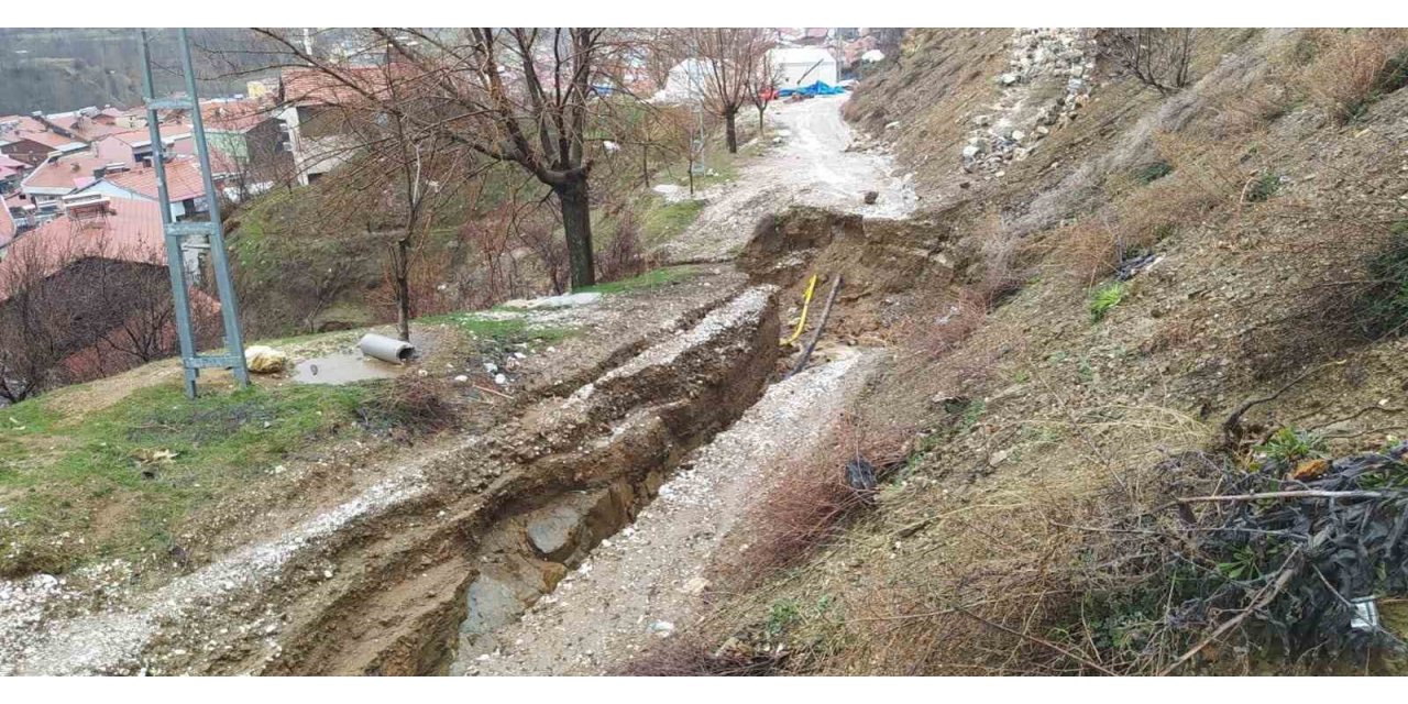 Adıyaman’da heyelan 1 iş makinesi ve otomobili yuttu