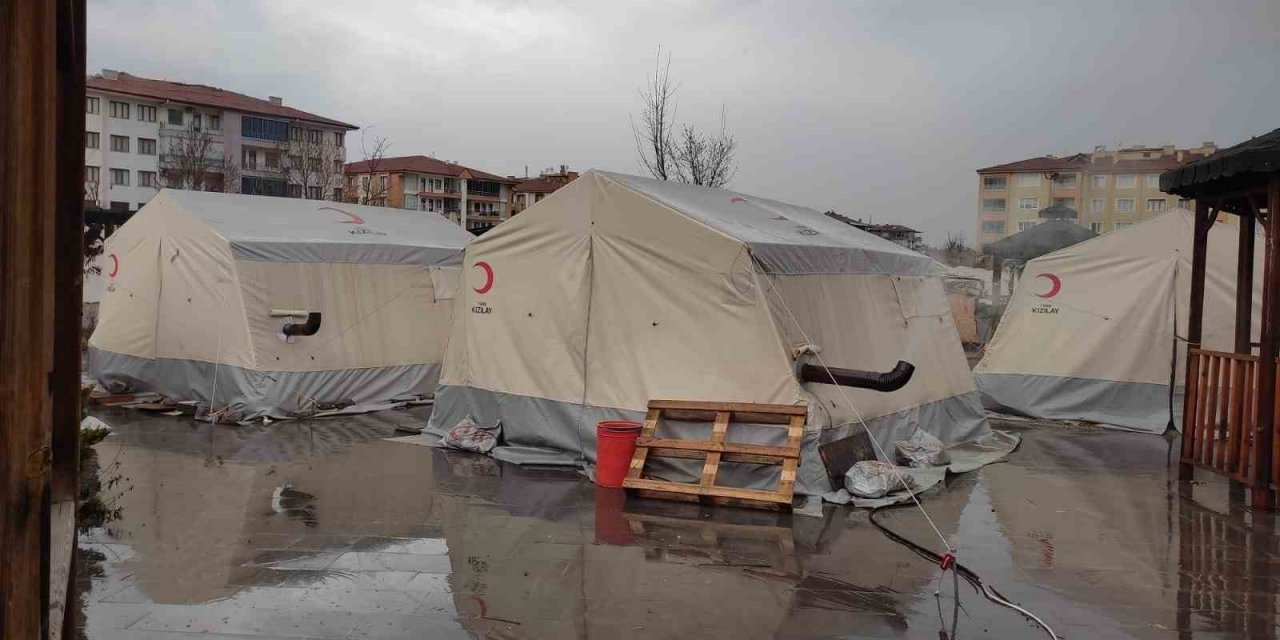 Malatya’da çadırları su bastı