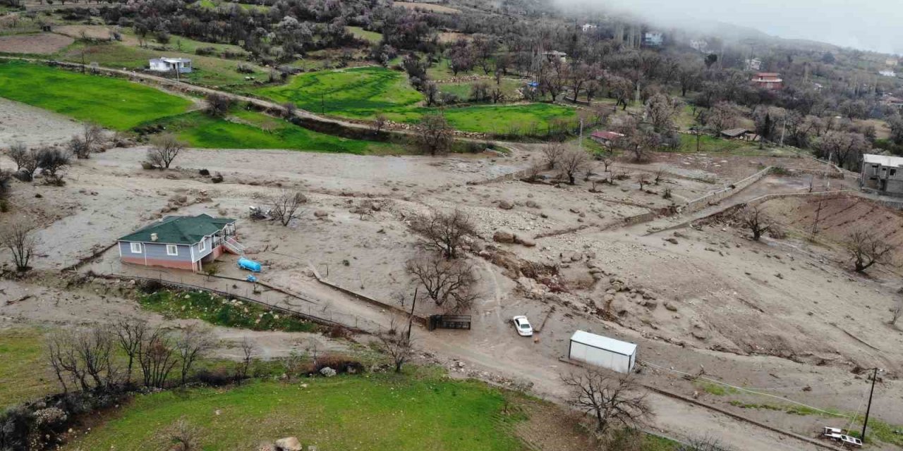 Kayıp 2 kişinin arama çalışması dron ile görüntülendi