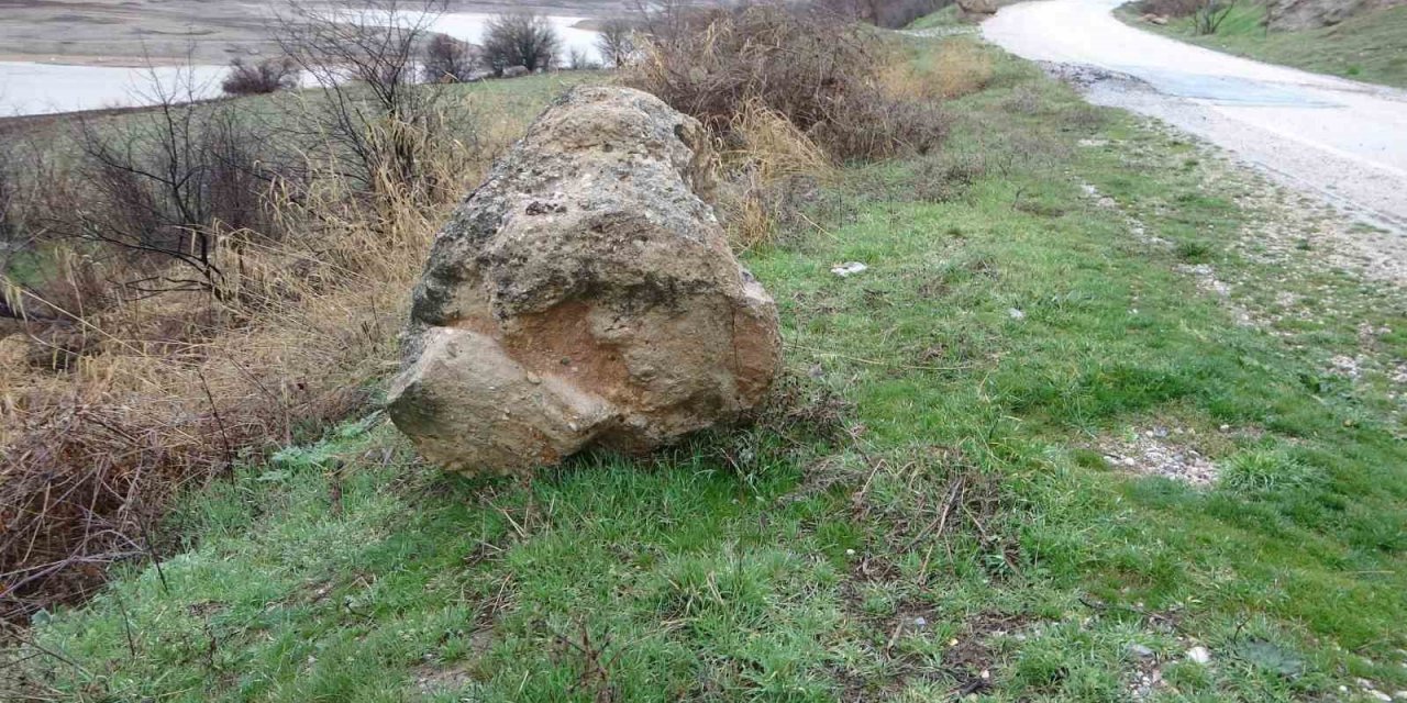 Sağanak heyelana neden oldu, yamaçlardan dev kayalar yola düştü