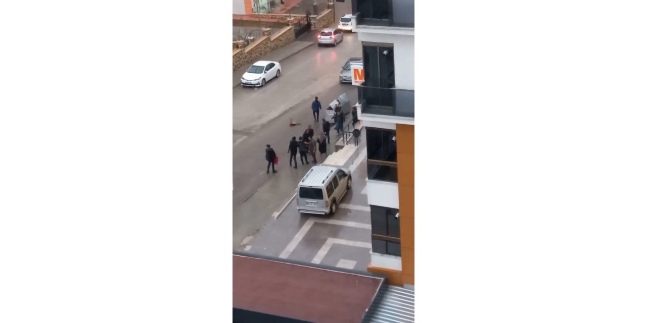 Sağanak yağış altında dakikalarca kavga ettiler