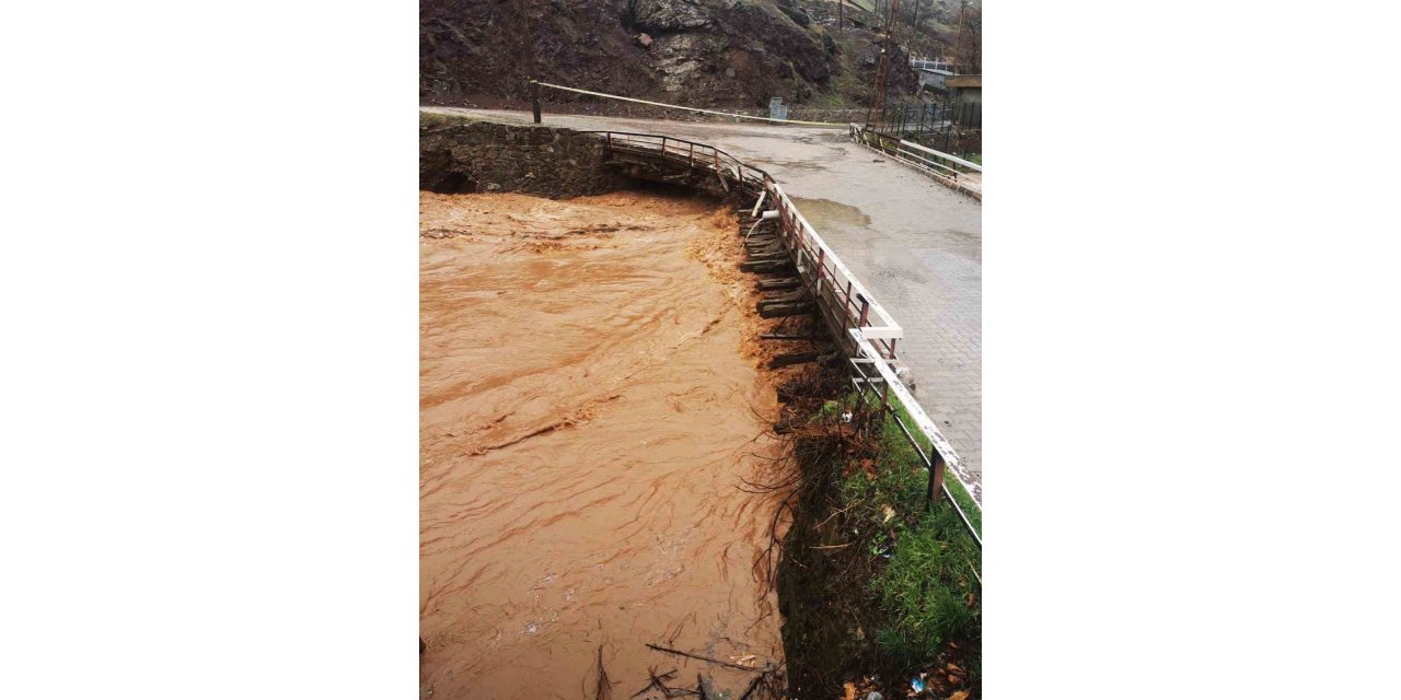Maden ilçesindeki köprü ulaşıma kapatıldı