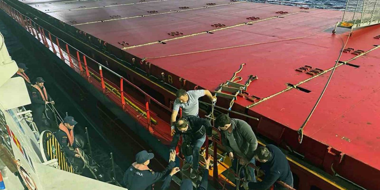 Ticari gemide rahatsızlanan vatandaşa tıbbi tahliye