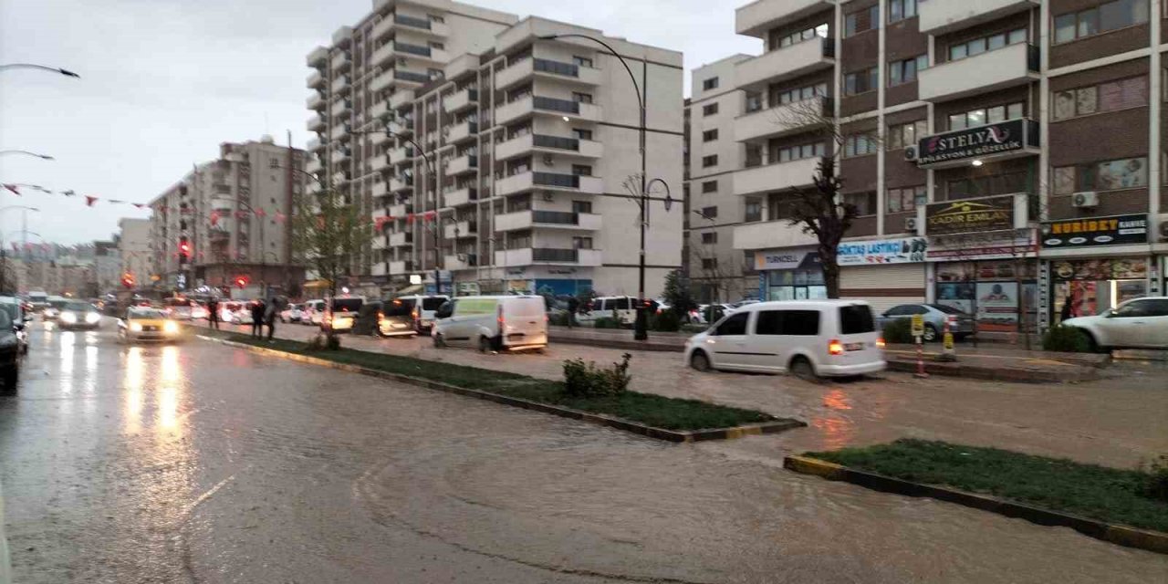 Cizre’de sağanak hayatı olumsuz etkiledi