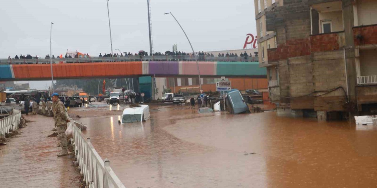 Deprem bölgesini sel vurdu: 11 ölü, 7 kayıp