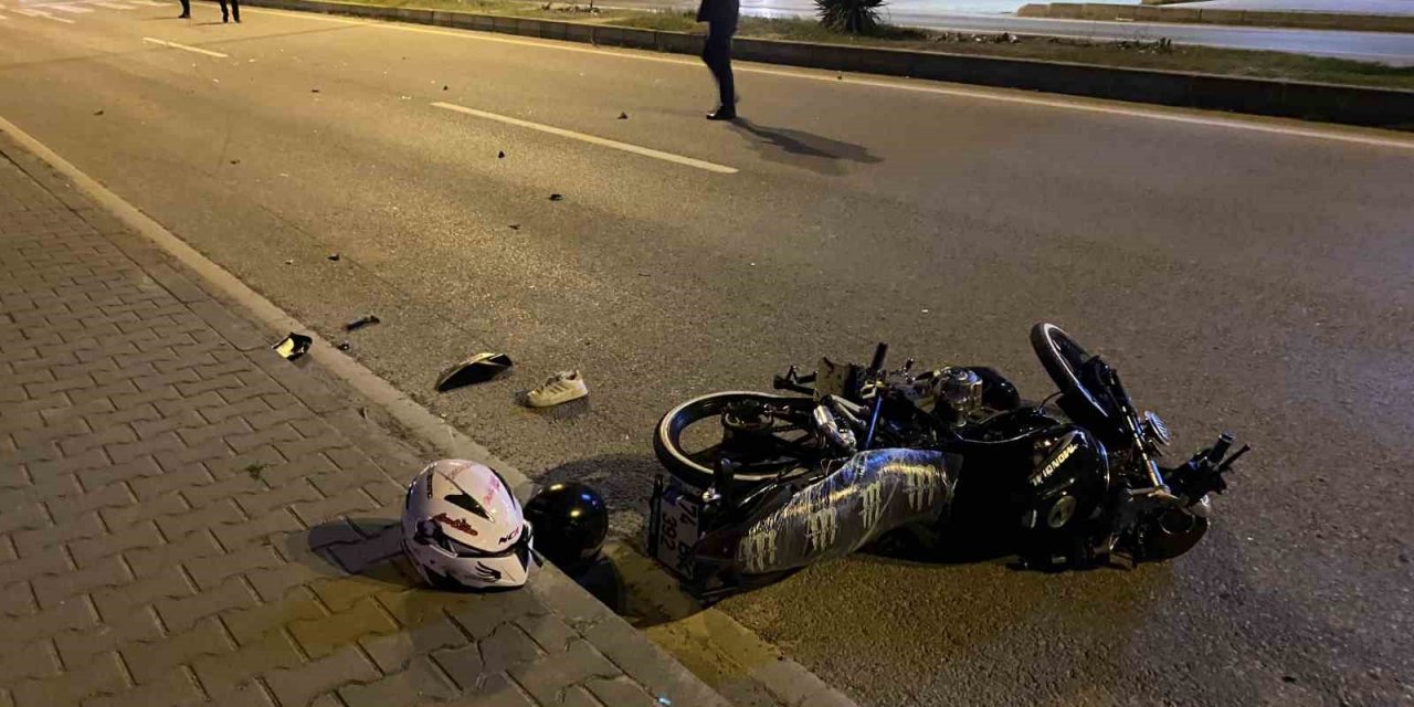 Otomobilin çarptığı motosikletteki çift metrelerce savruldu