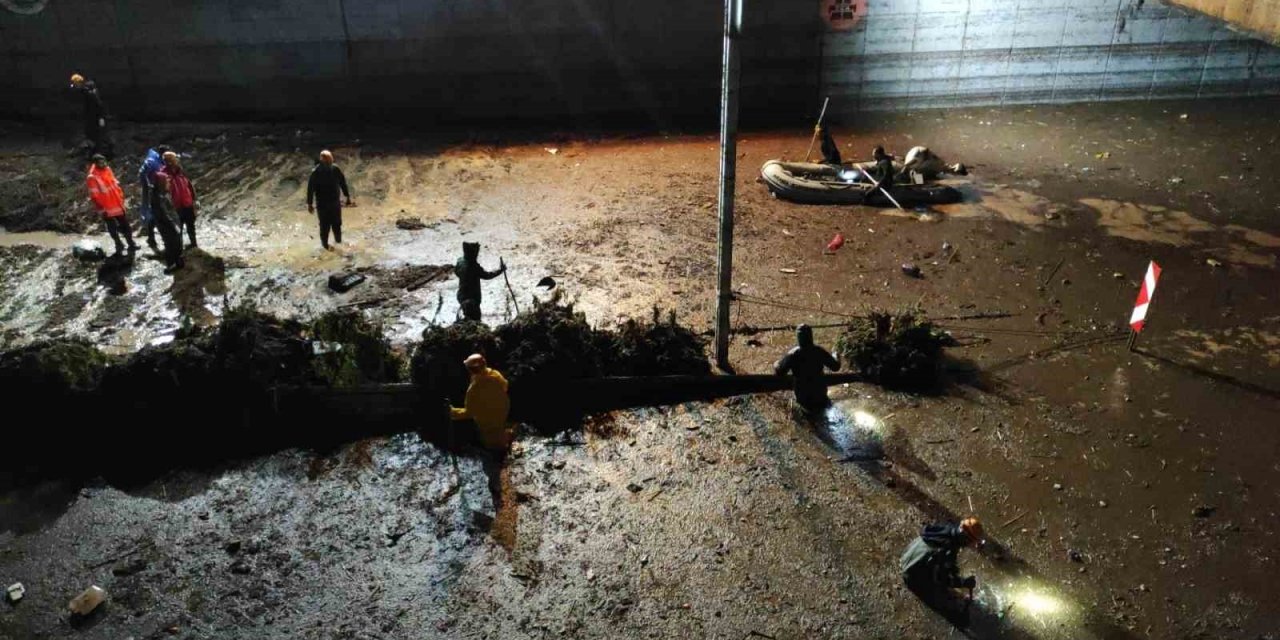 Şanlıurfa’da selin vurduğu köprülü kavşakta aramalar sürüyor