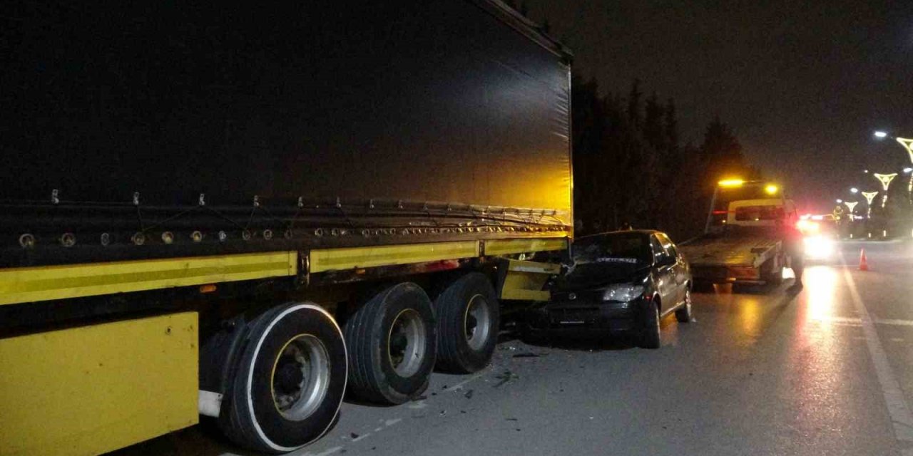 Otomobil tıra arkadan çarptı: 1’i çocuk 2 yaralı