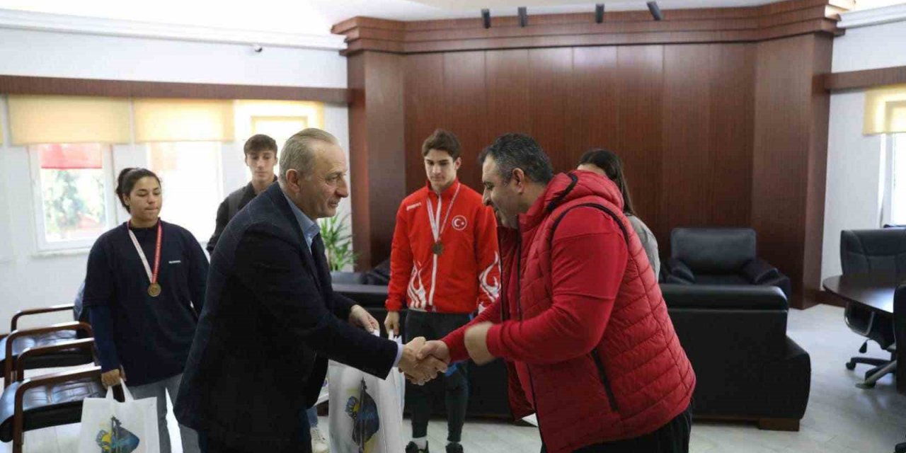 Madalyalı boksörler başarılarını Başkan Atabay ile paylaştı
