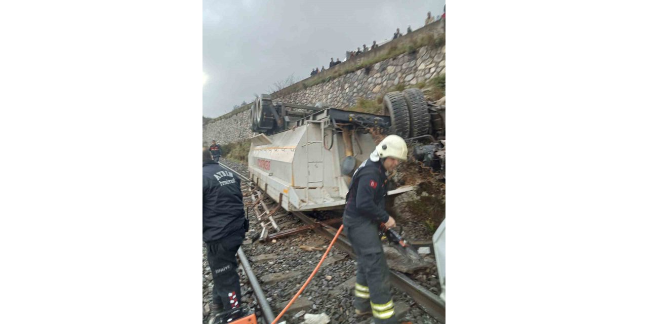 Devrilen kamyonun sürücüsü hayatını kaybetti