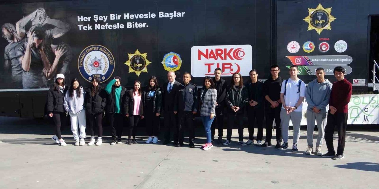 Kartal Meydanında bulunan ‘Narko Tır’ ile vatandaşa uyuşturucu hakkında bilgi veriliyor