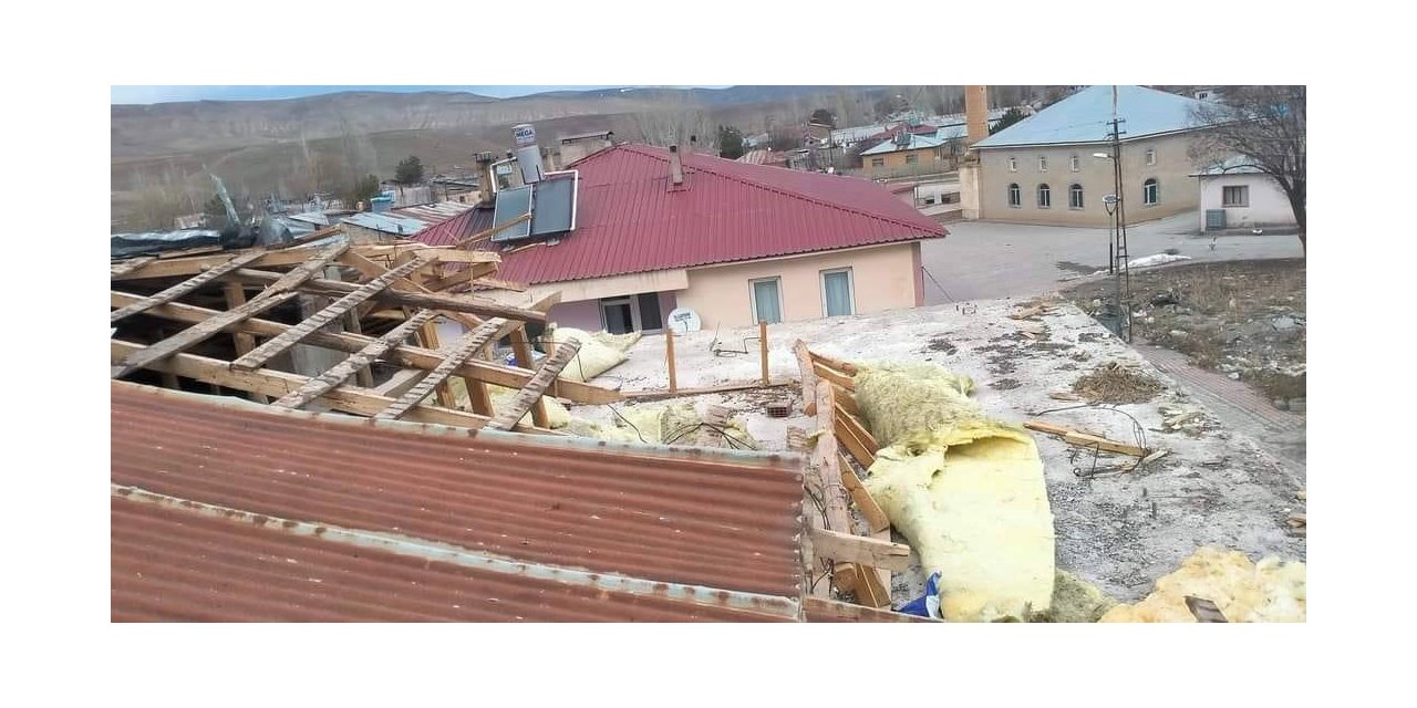 Erzincan’da fırtına sonrası oluşan hortum çatıları uçurdu