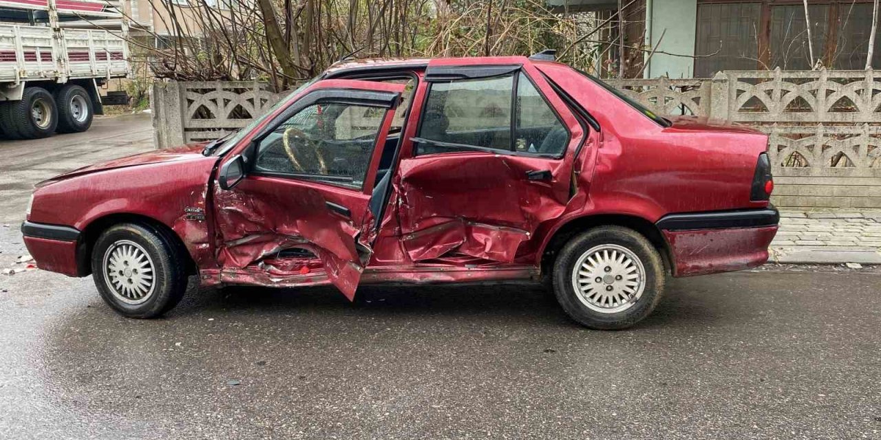 Çarpışan otomobillerden biri duvara çarparak durabildi: 1 yaralı