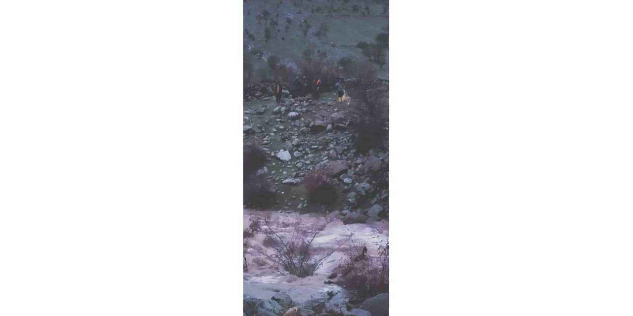 Tunceli’de yol ve menfez çöktü, mahsur kalan 13 kişi kurtarıldı