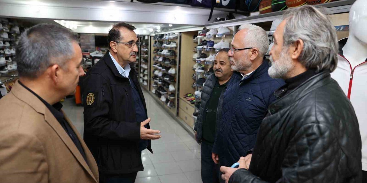 Bakan Dönmez, depremden etkilenen İskenderun’da esnafı ziyaret etti