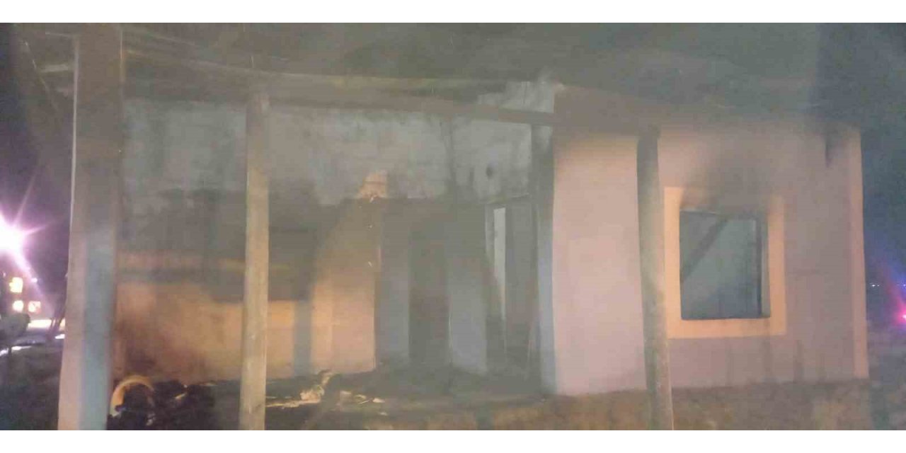 Gürpınar’da alevlere teslim olan ev kullanılamaz hale geldi