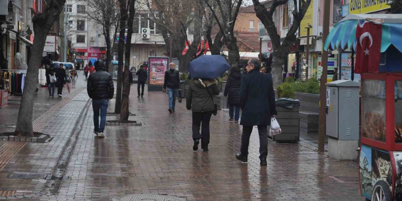 Eskişehir güne yağmurla uyandı