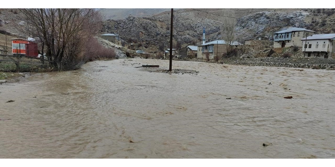Derelerden taşan sel suları köy yollarını ulaşıma kapattı