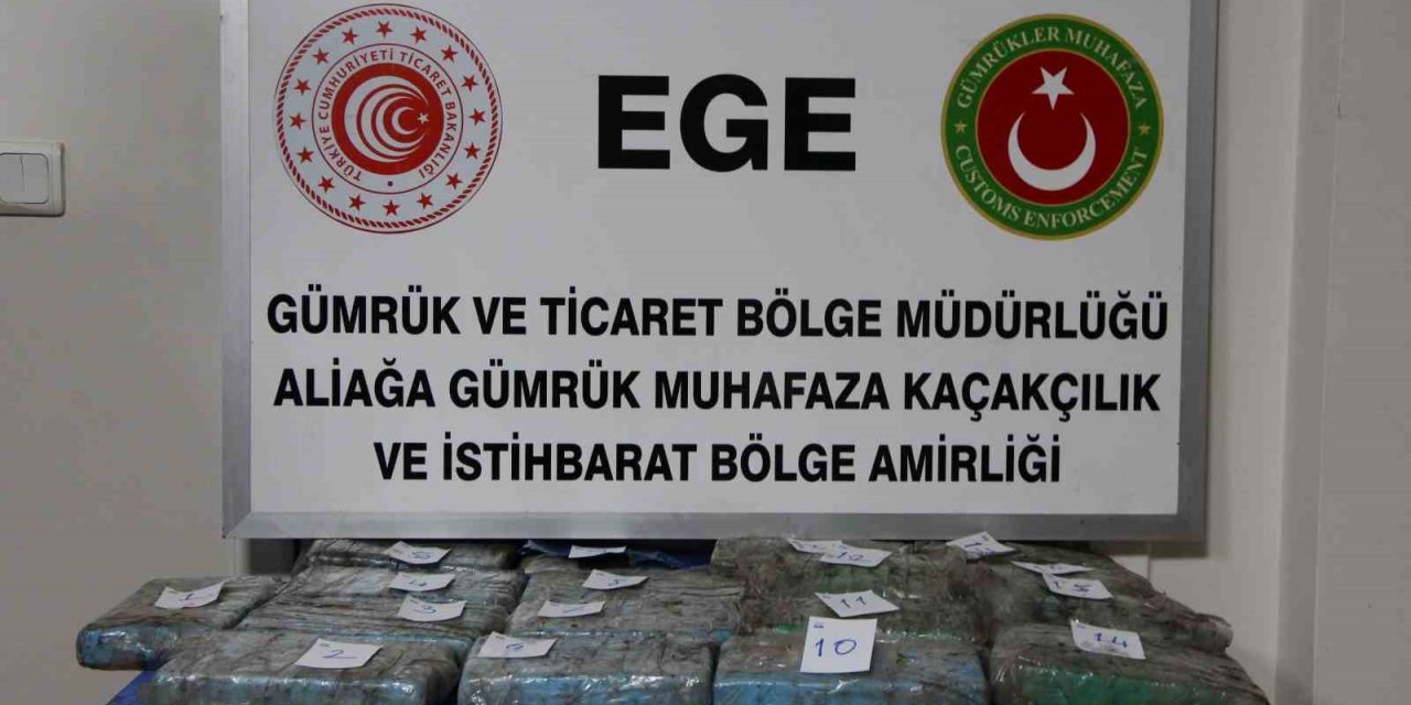 Teknenin karinasına gizlenen 22 kilo kokaini dalgıçlar çıkardı