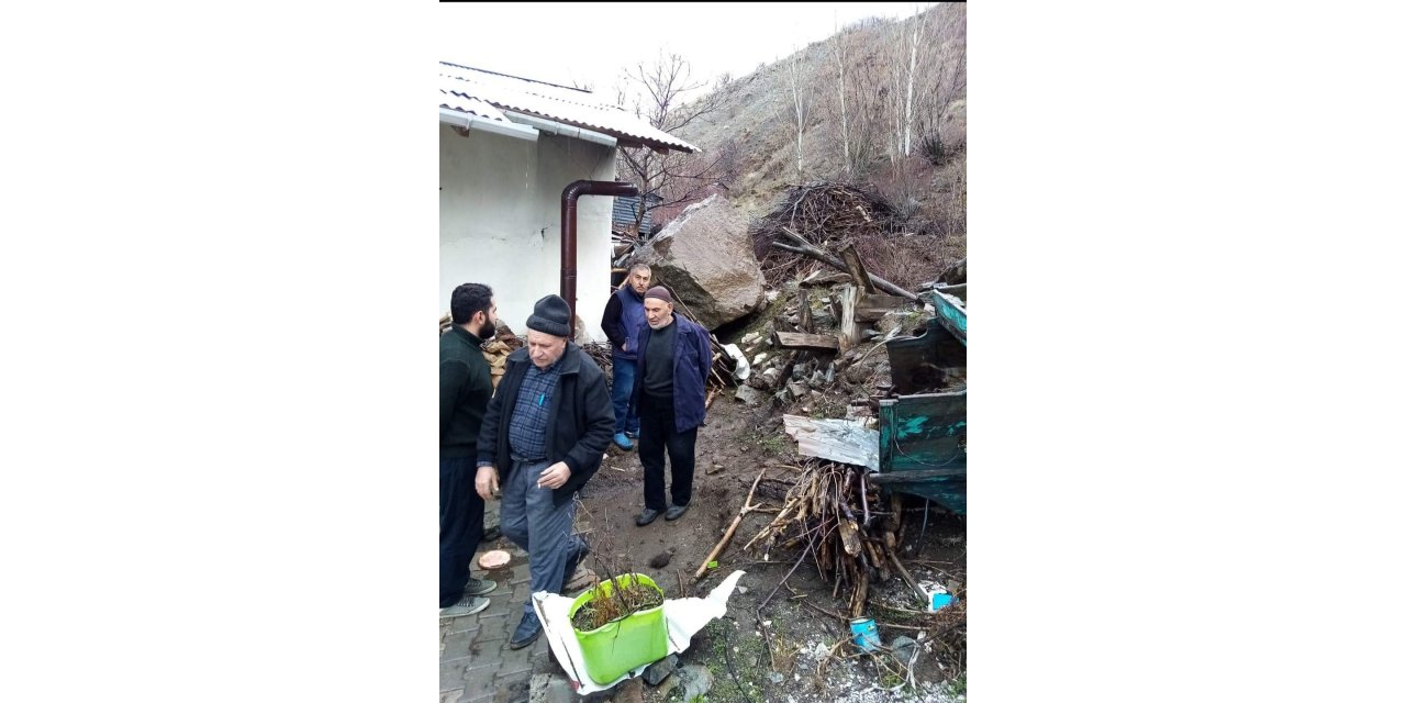 Refahiye’de evin üzerine kaya yuvarlandı