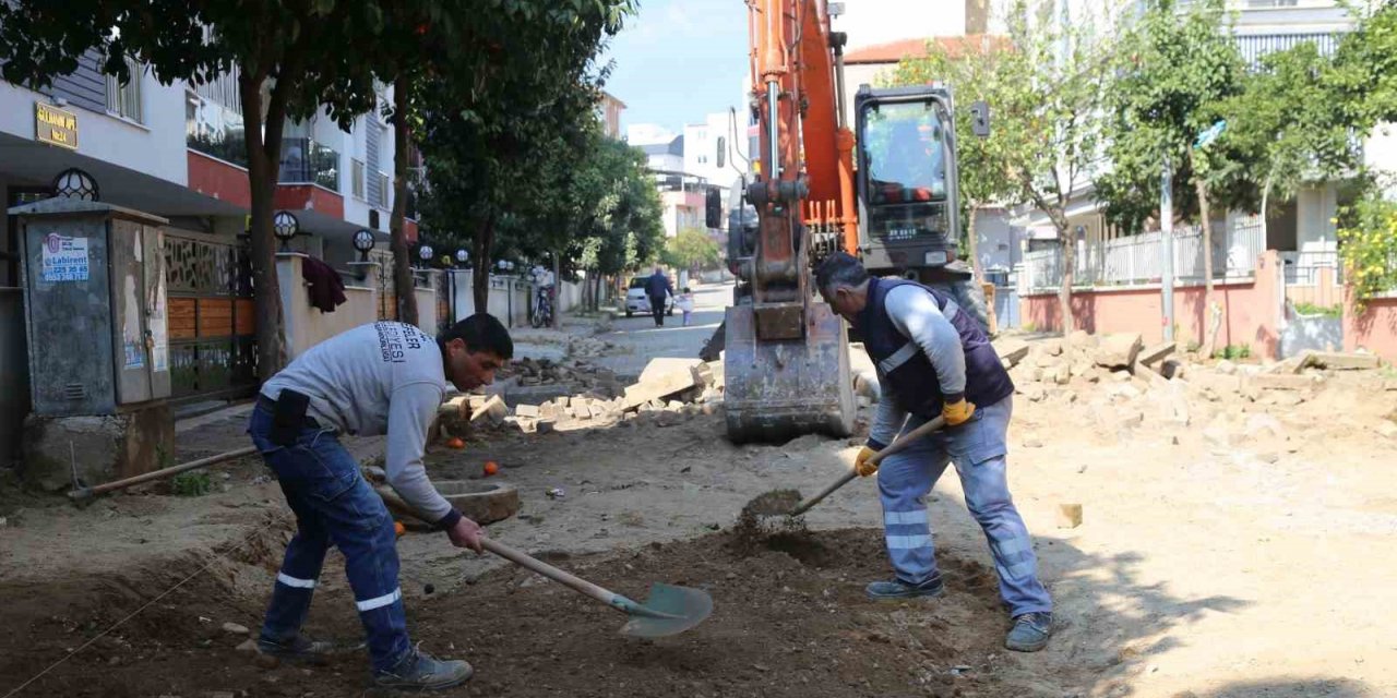 Efeler Belediyesi ekipleri Girne Mahallesi’ndeki yolları yeniliyor
