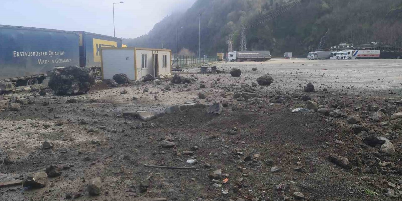 Artvin’in Hopa ilçesinde yaşanan heyelanlar korkuttu