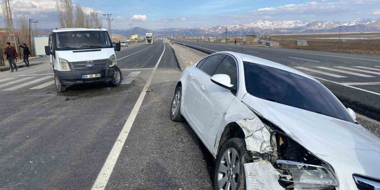 Otomobille minibüs çarpıştı: 3 yaralı