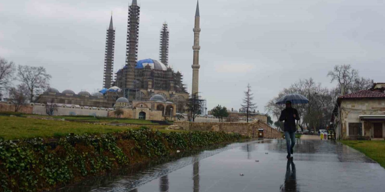 Edirne’de beklenen sağanak etkisini gösterdi