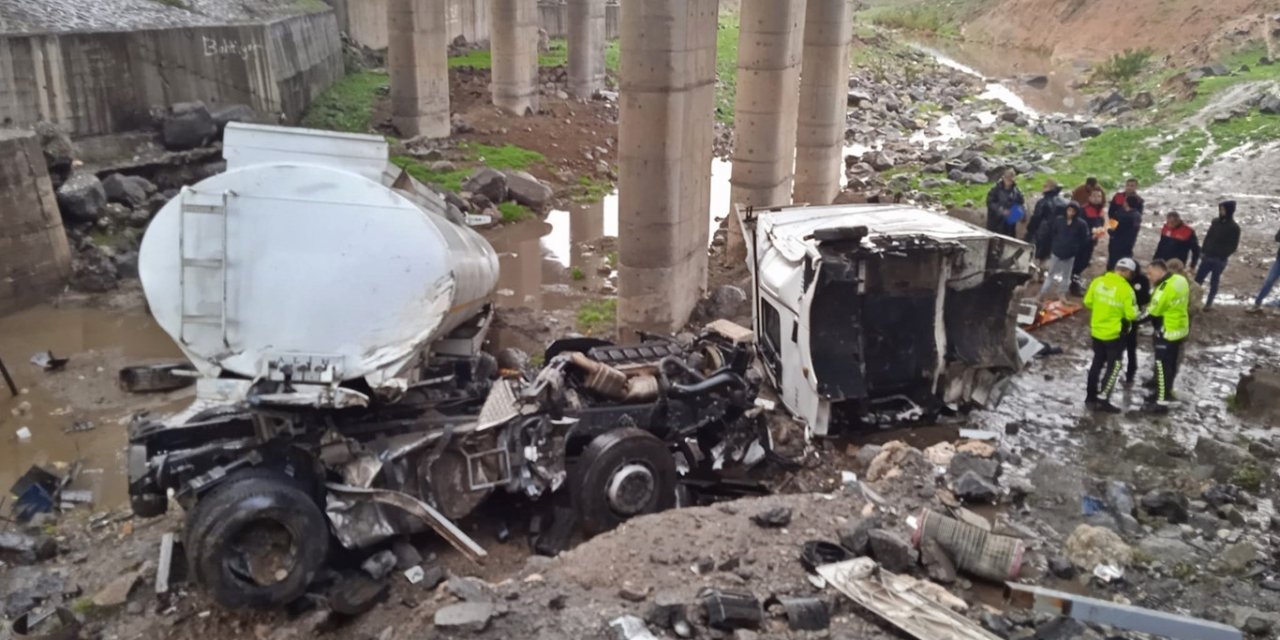 Cizre’de tanker köprüden düştü: 1 ölü, 1 yaralı