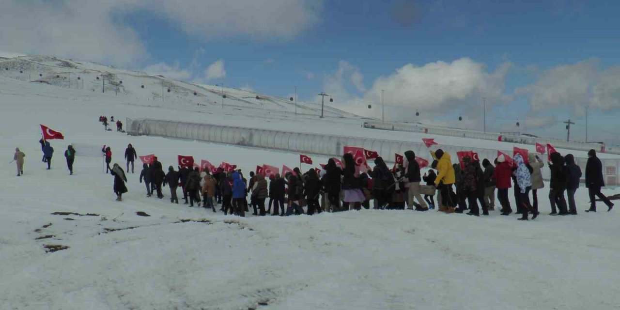 Öğrencilerden Erciyes’te ‘Vatan Sevgisi Yürüyüşü’