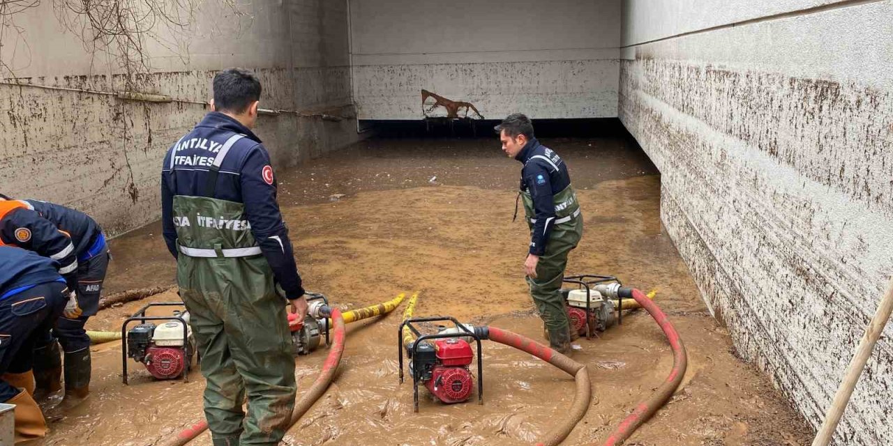 Antalya Büyükşehir Belediyesi Şanlıurfa’da su tahliye çalışmalarına destek veriyor
