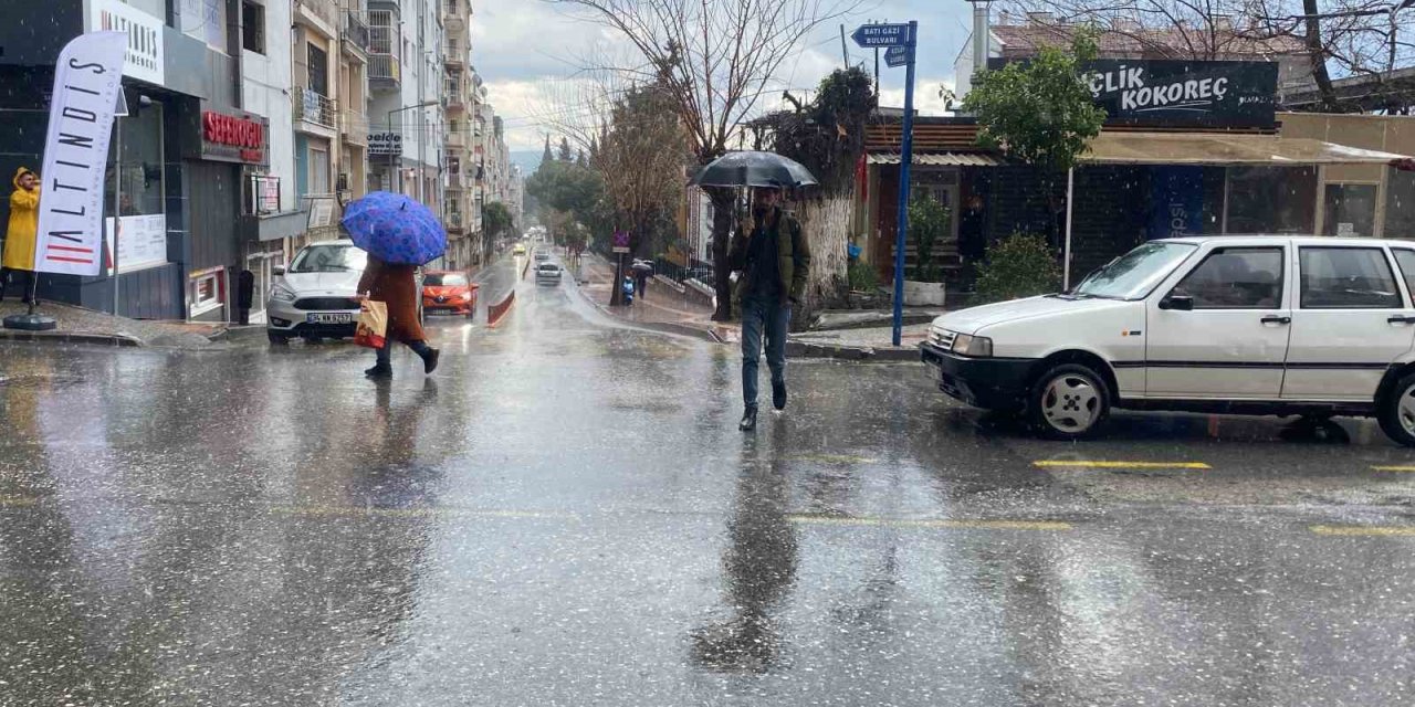 Aydın’da doluyla karışık sağanak yağış ekili oldu