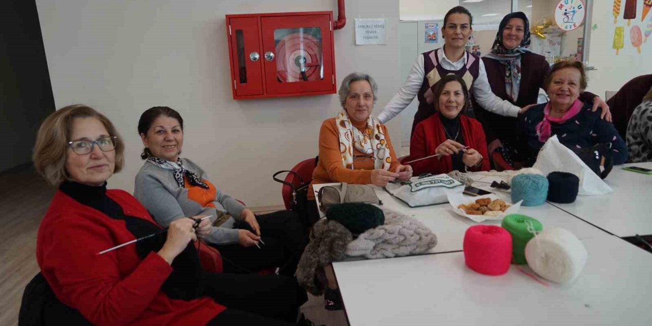 Gönüllü kadınlar yaşlılar için buluştu, şiş ve ip alıp battaniye ördü