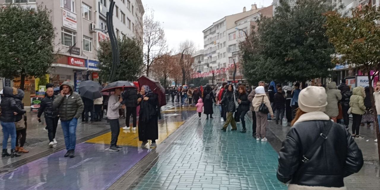 Bolu’da deprem vatandaşları sokağa döktü