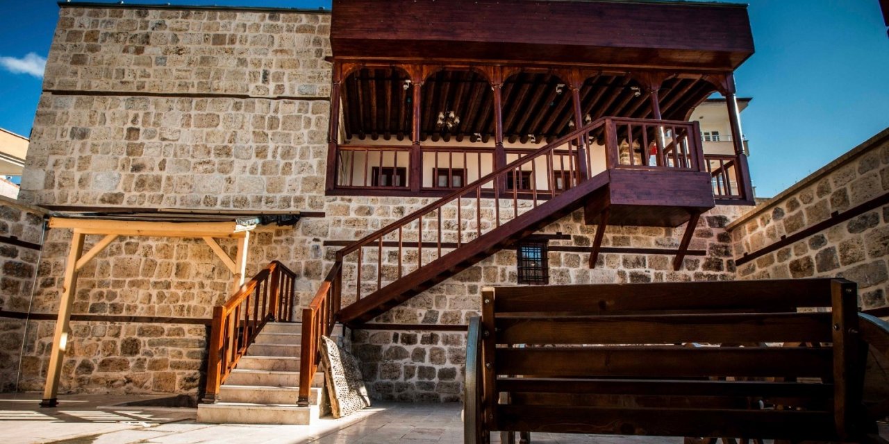 Tarihi konak depremde hasar almadı