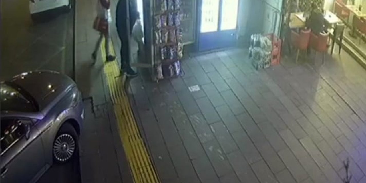 Büfe dolabındaki içecekleri poşetine dolduran hırsız kamerada